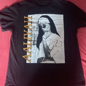 Aaliyah - Men’s Medium Shirt } Great Condition
